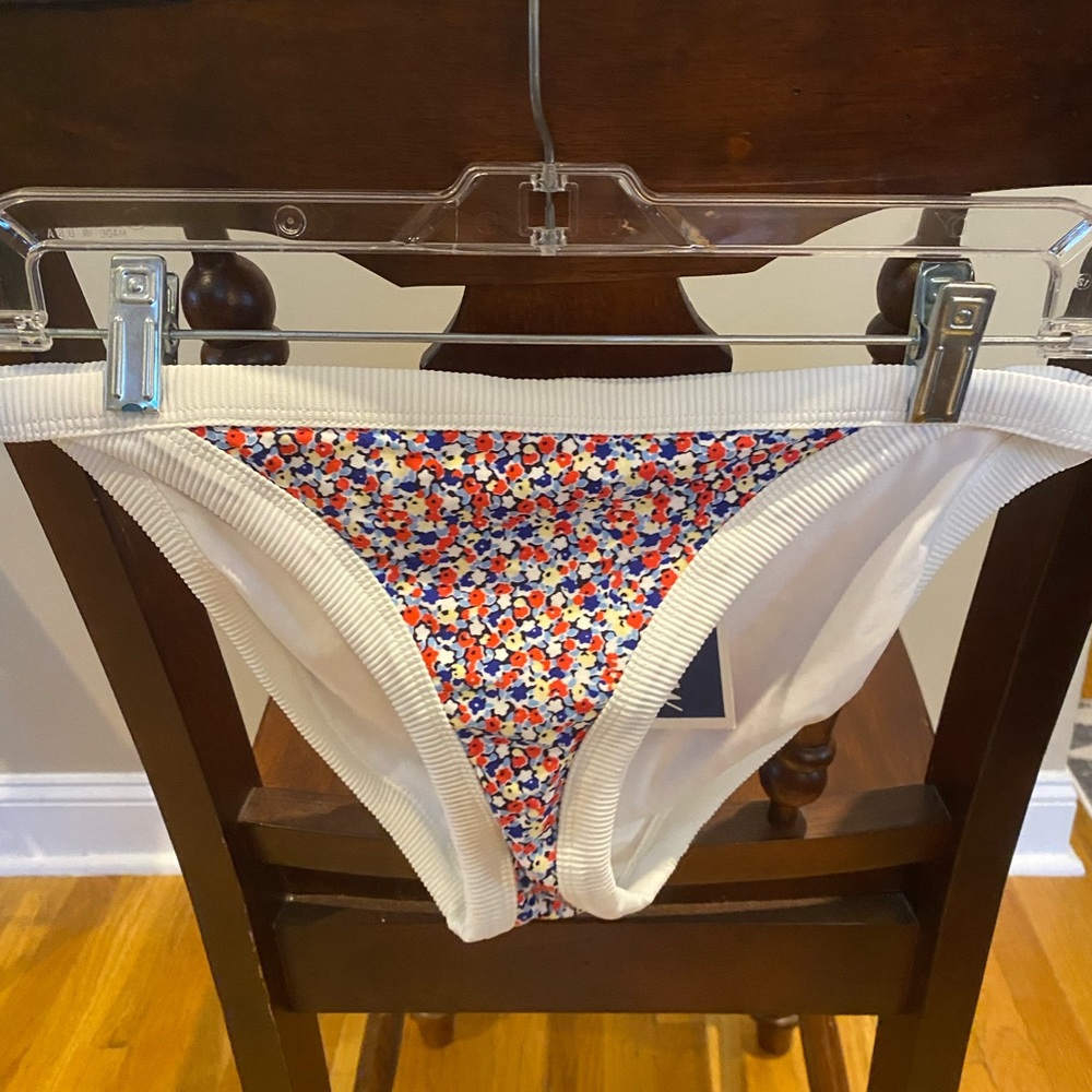 Medium bikini bottom. Floral print.